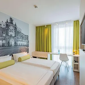 Super 8 By Wyndham Hotel